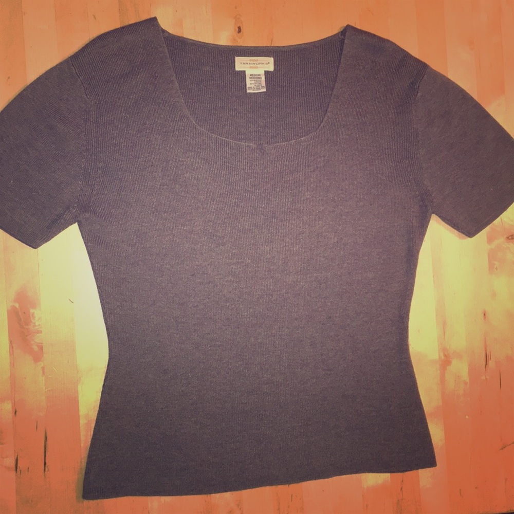 Grey sweater with short sleeves